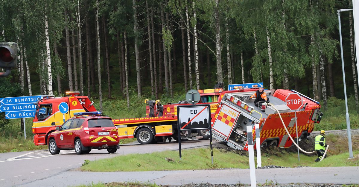 Brandbil i dike vid utryckning i Ed | SVT Nyheter