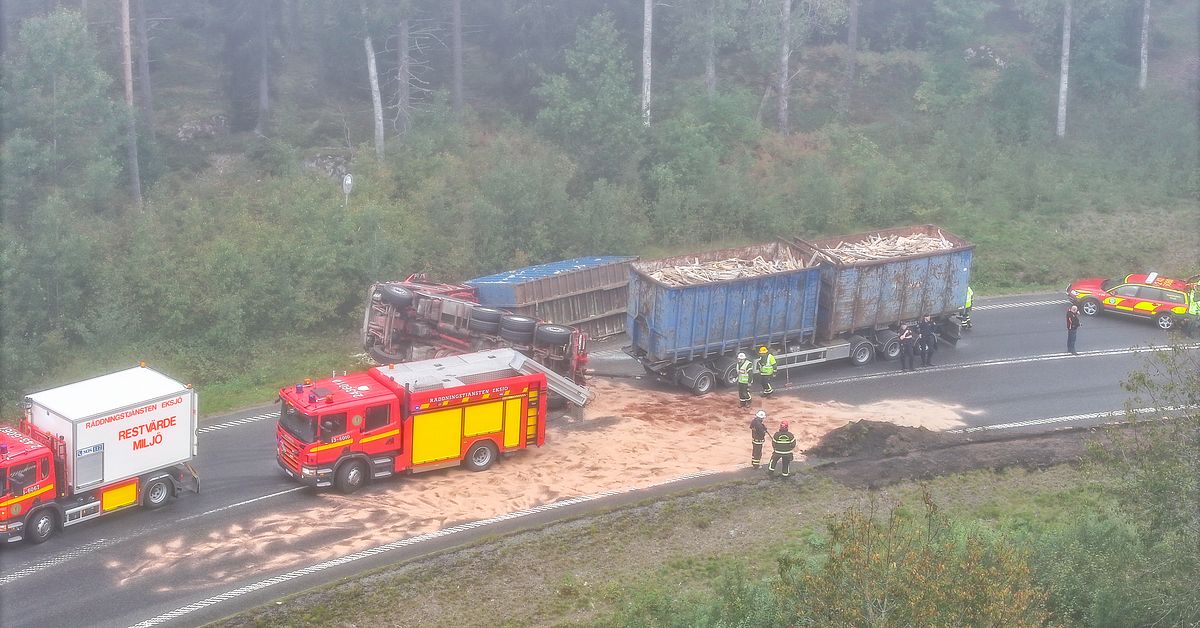 Lastbil har vält – väg 32 avstängd | SVT Nyheter