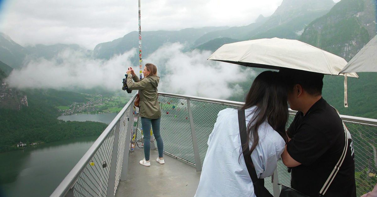 Trots oväder – turister flockas till Hallstatt för den perfekta bilden