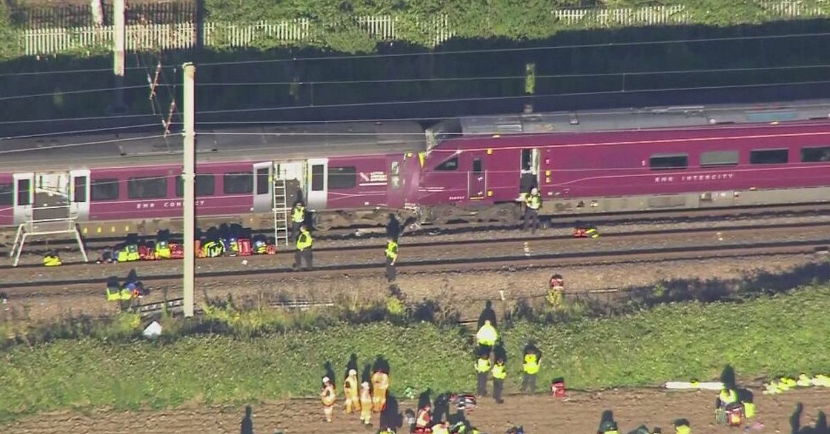 Tv&aring; t&aring;g i krock n&auml;ra Bedford &ndash; en d&ouml;d