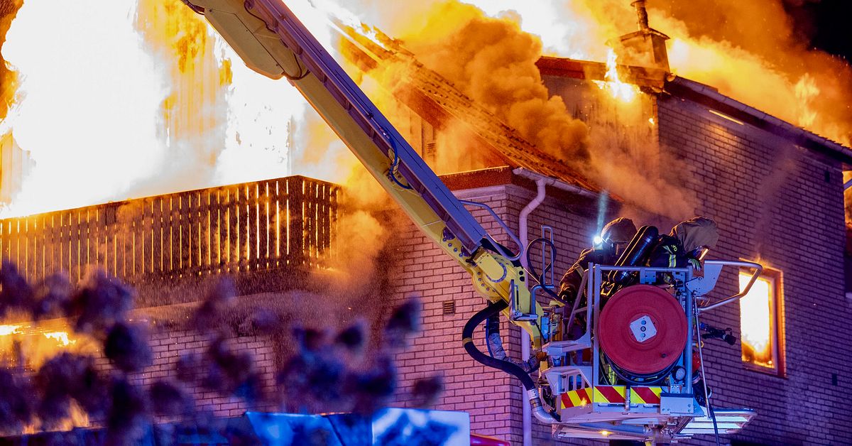 Brand i flerfamiljshus i Trollh&auml;ttan &ndash; flera evakuerades