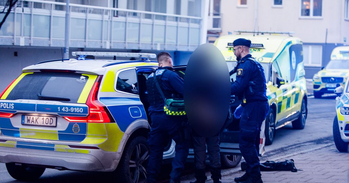 Ung kvinna h&ouml;lls insp&auml;rrad i l&auml;genhet i centrala J&ouml;nk&ouml;ping &ndash; tv&aring; m&auml;n anh&aring;llna