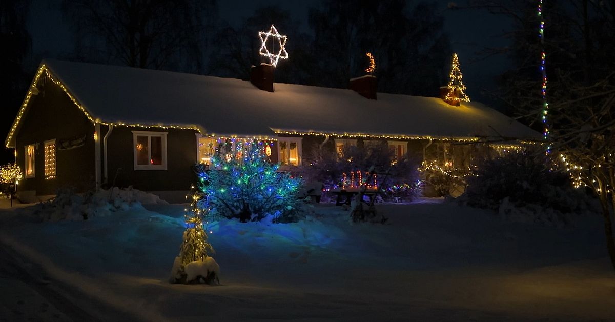 Jultokiga paret i Sollefte&aring; har skapat egen julby p&aring; g&aring;rden