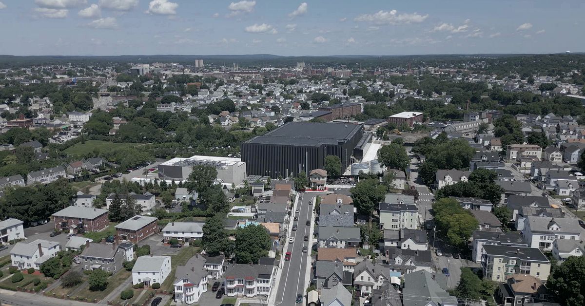 AI-datacenter i bostadsområde, omgivna av hus och gator