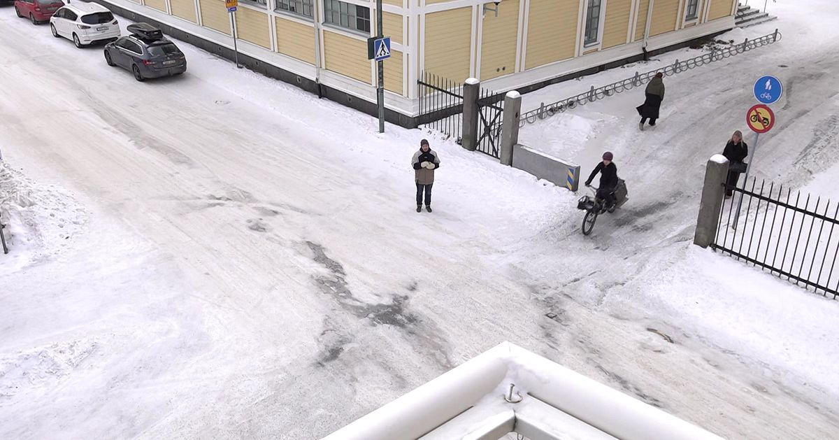 Bilist frias efter krock med cyklist i Ume&aring; &ndash; v&auml;gskylten g&auml;ller inte