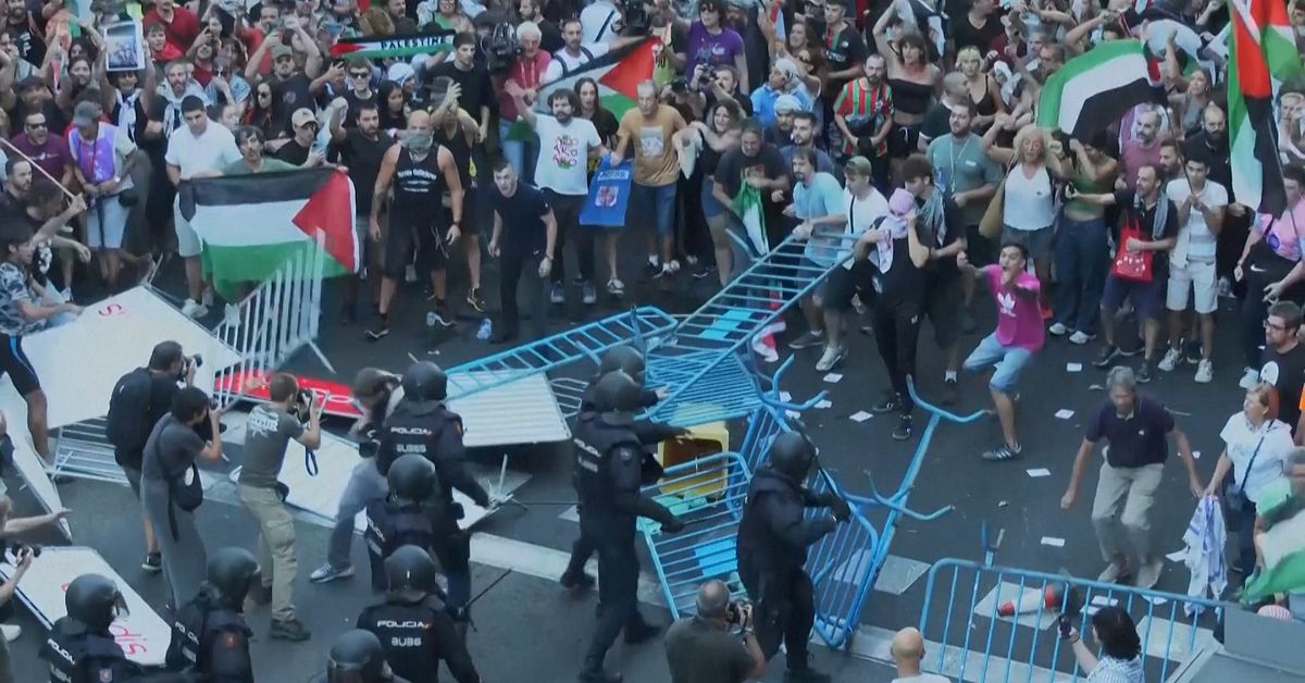 Propalestinska demonstranter stormade cykeltävling i Spanien