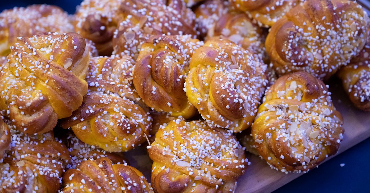 Fr&auml;cka tjuvarna &ndash; bjuder &auml;ldre p&aring; bullar och tar sig in