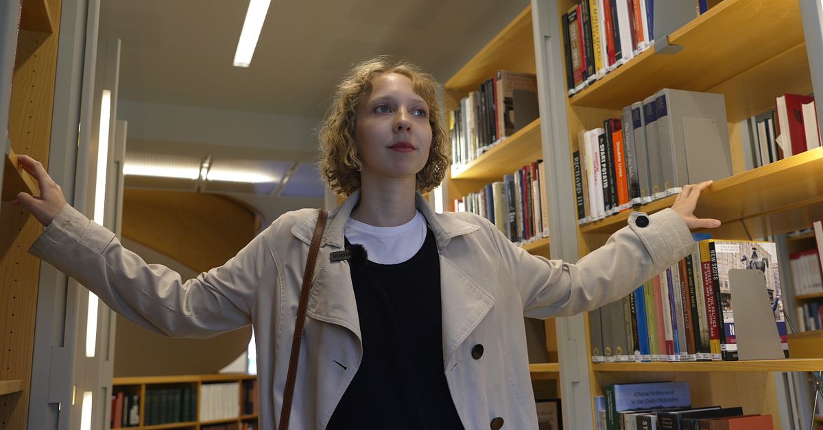 Linn, 23, hoppade av läkarlinjen – hittade hem i litteraturen | SVT Nyheter