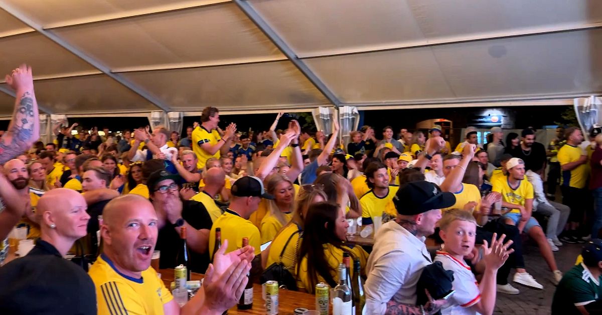 Jubel p&aring; torget i Vetlanda n&auml;r Sverige tog sig vidare i VM