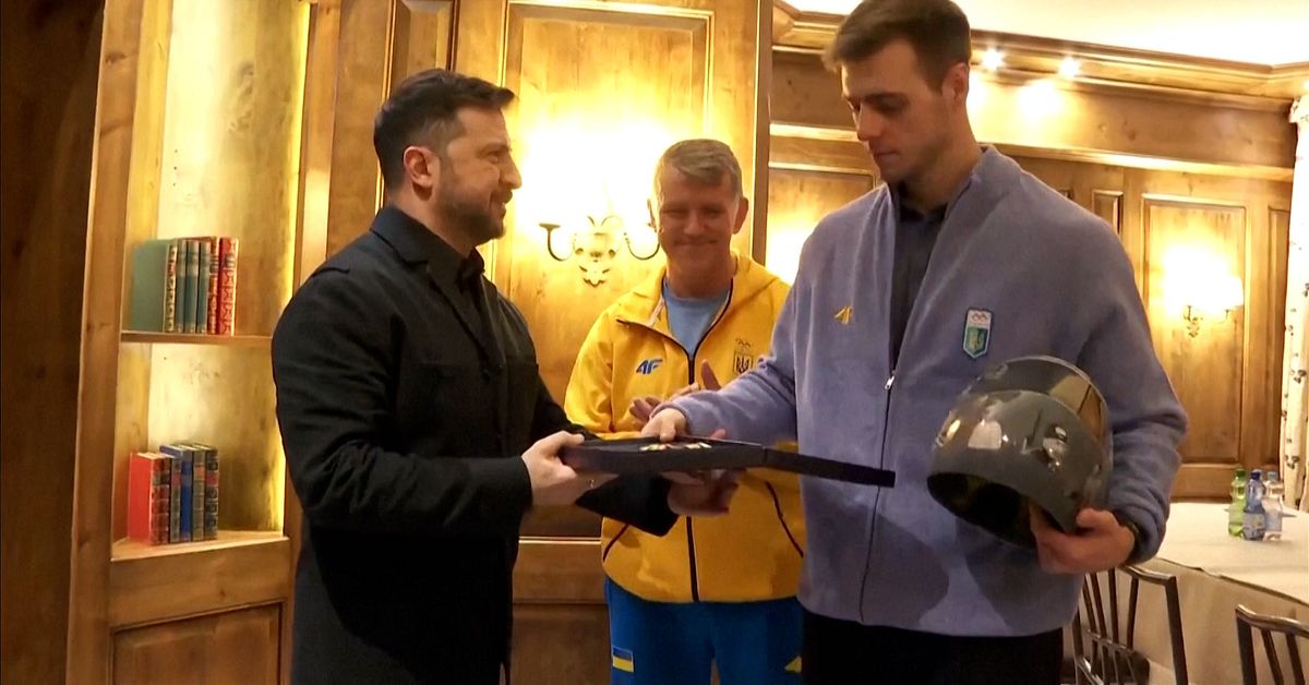 Volodymyr Zelenskyj delar ut hedersutm&auml;rkelse efter uppm&auml;rksammade hj&auml;lmen