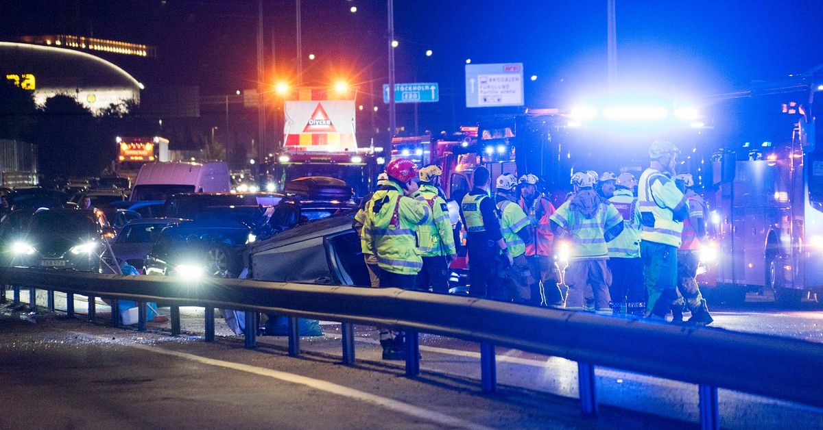 Tv&aring; bilar har frontalkrockat p&aring; E20 i Partille