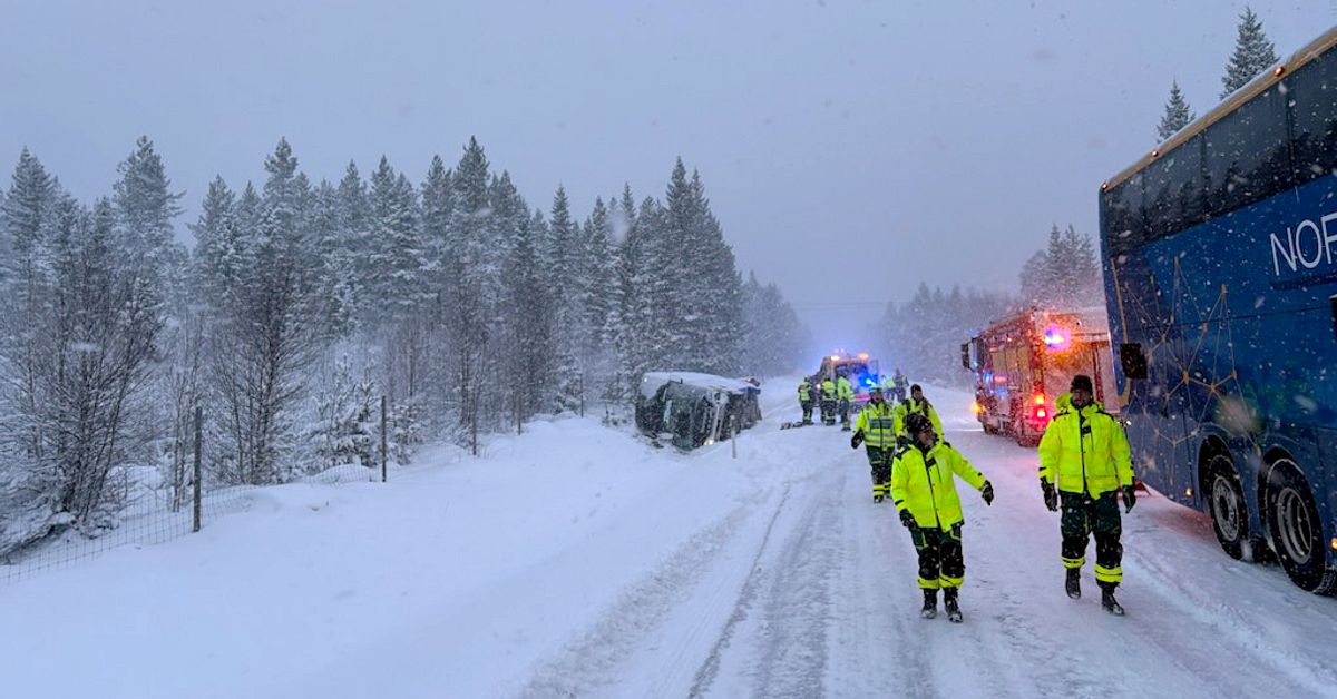Buss och personbilar i krock p&aring; E4 vid &Ouml;nnesmark &ndash; elva till sjukhus