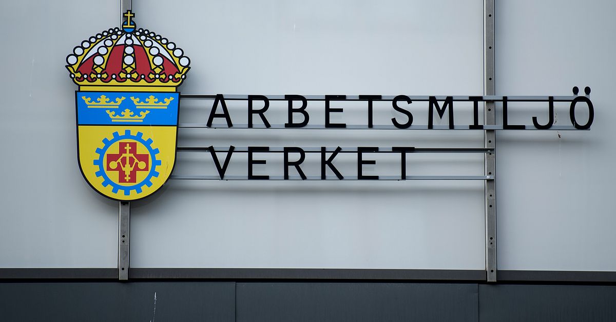 Brandman skulle hjälpa fastklämd man – föll flera meter