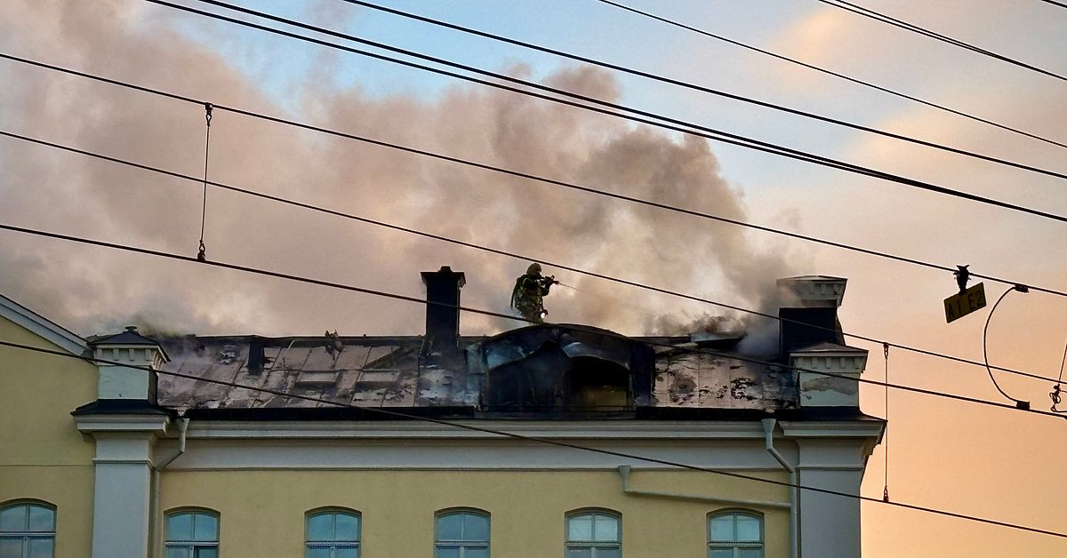 Kvinna sv&aring;rt skadad efter brand i flerfamiljshus i V&auml;ster&aring;s