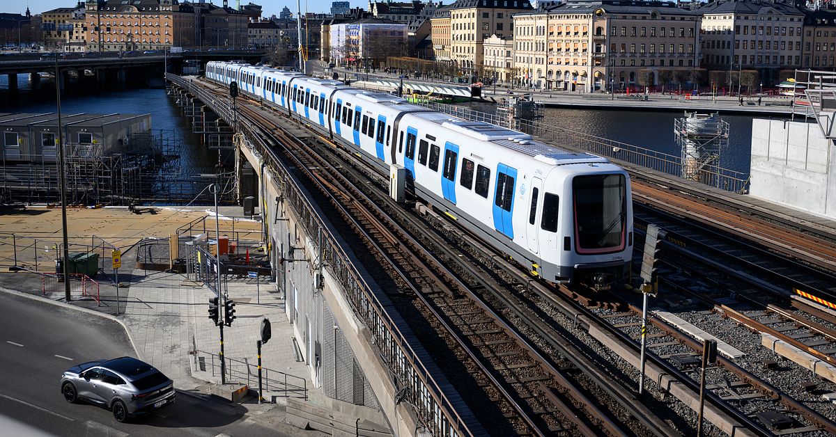 SL: Stora st&ouml;rningar forts&auml;tter p&aring; r&ouml;da linjen