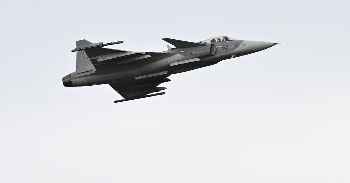 Saab f&aring;r miljardorder om att utveckla Gripen