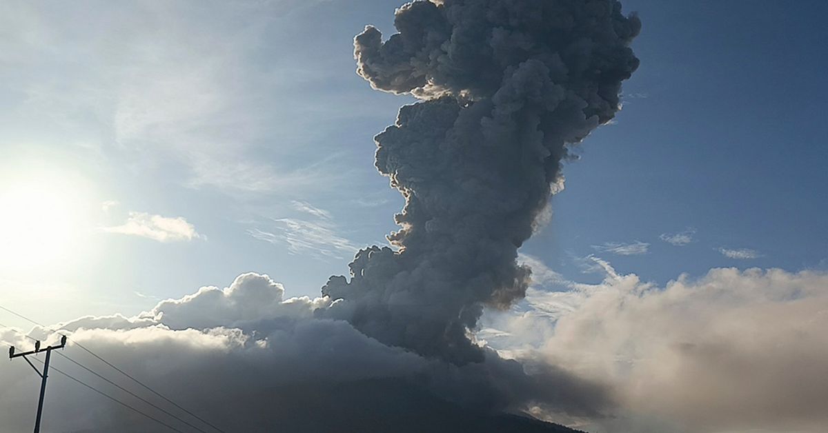 Indonesisk vulkan spyr ut aska