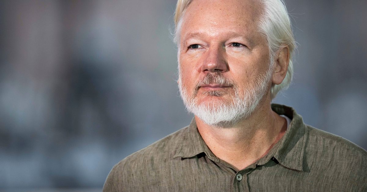 Assange till attack mot Nobelstiftelsen
