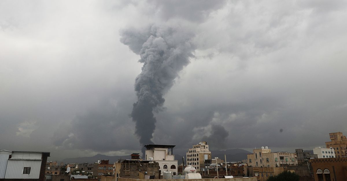 Saudiarabien bombar vapenlast i Jemen