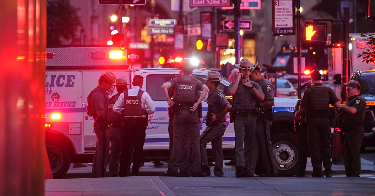 Flera ihjälskjutna i skyskrapa på Manhattan
