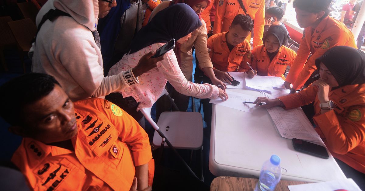 Flera d&ouml;da efter att fartyg i Indonesien v&auml;lte