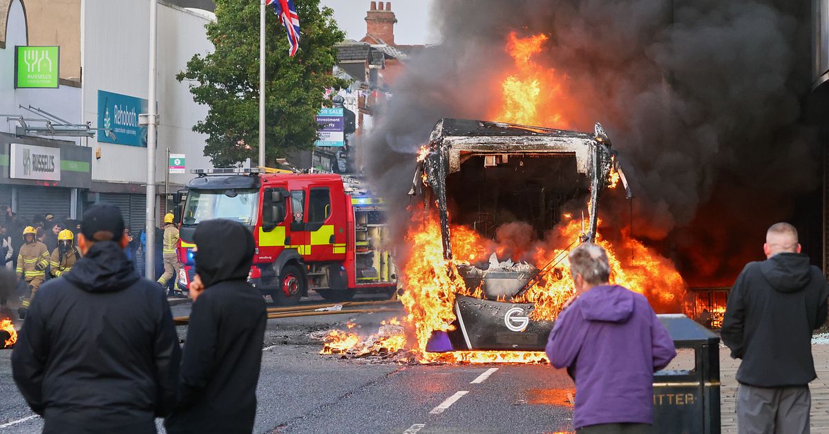 Ilskna protester i Belfast efter knivdåd