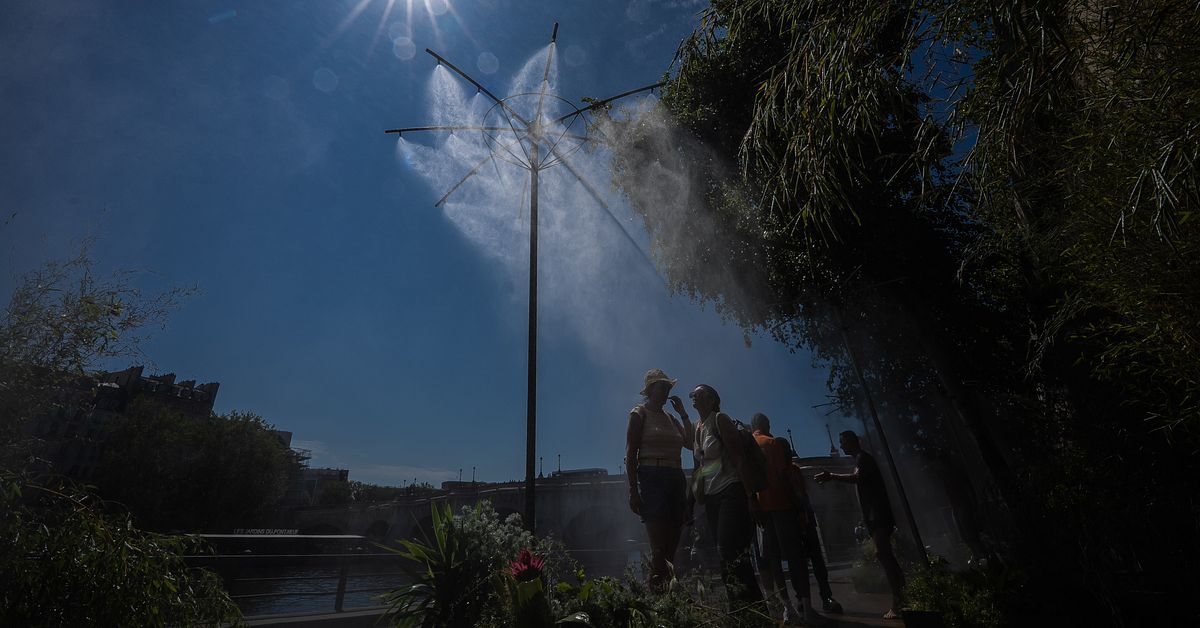 Brand rasar i Frankrike &ndash; stora trafikst&ouml;rningar