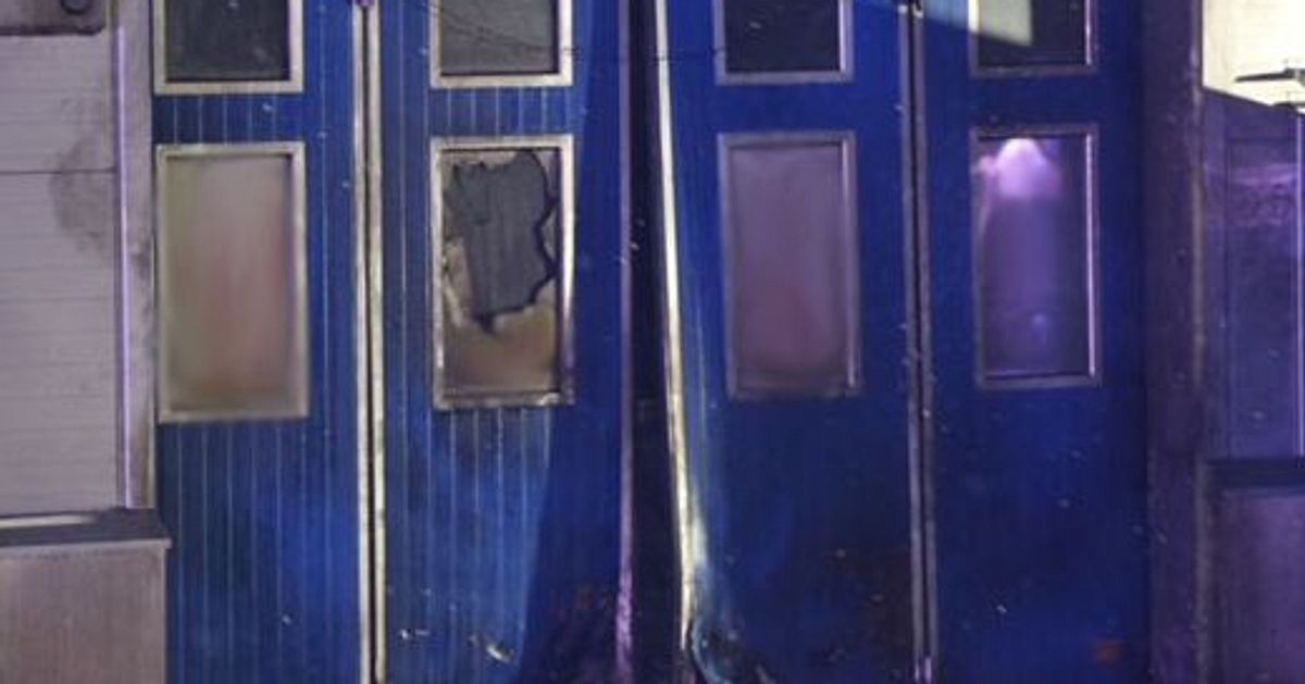 Brand i företagslokal i Upplands Väsby – kraftig smäll hördes