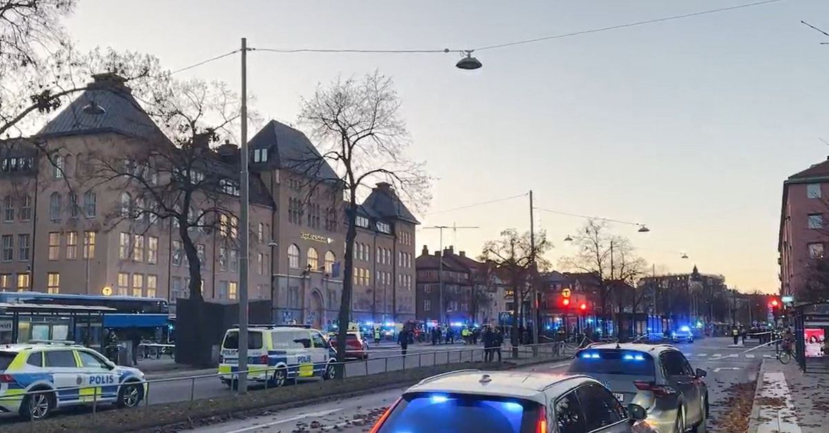 Buss har rammat busskur – flera allvarligt skadade