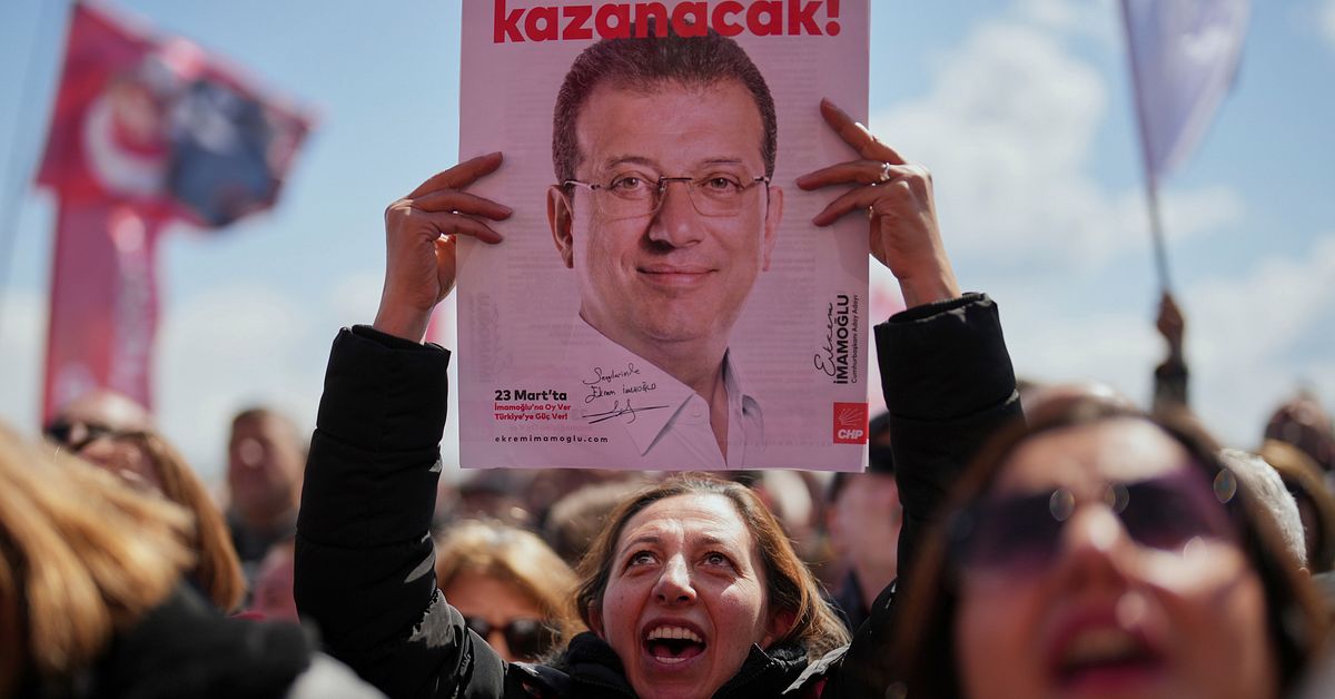 Åklagare vill se 2 000 års fängelse för Erdogans rival