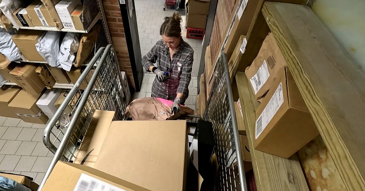Postombud hårt pressade efter Black Friday – följ med i paketkaoset: ”Börjar bli lite fullt”