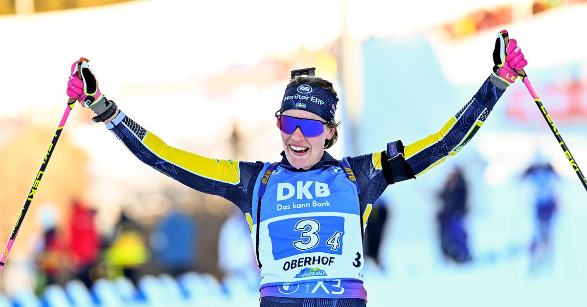 Elvira Öberg tar revansch och vinner masstarten i Ruhpolding