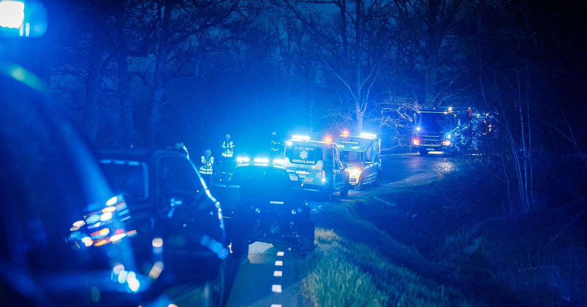 Bil voltade och fattade eld &ndash; tv&aring; till sjukhus