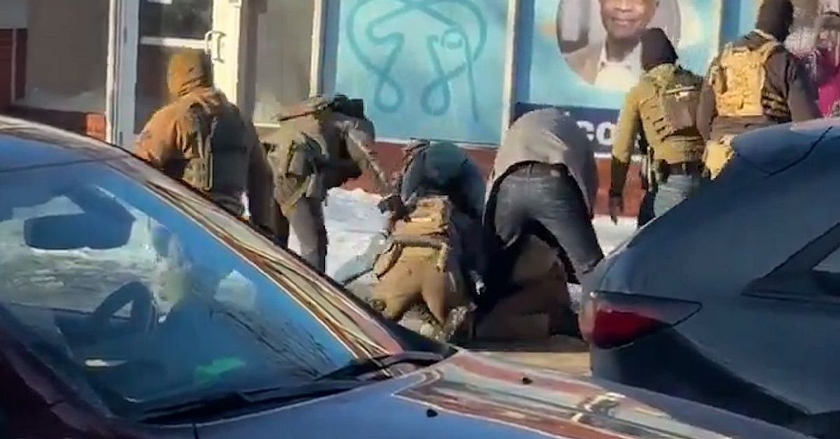 Video visar hur mannen brottas ned innan han skjuts av federala agenter i Minneapolis