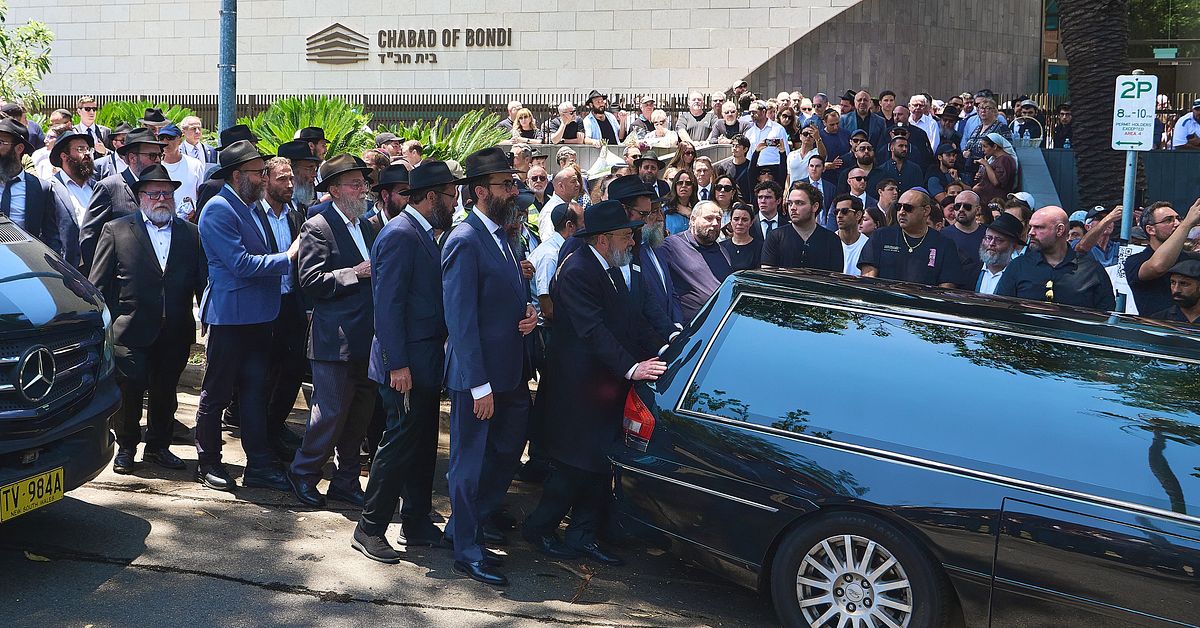 Stor uppslutning vid f&ouml;rsta begravningen efter terrord&aring;det i Sydney