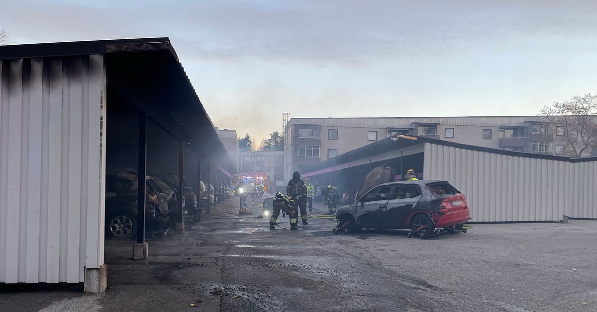 Fullt utvecklad brand i carport i Ume&aring; &ndash; fyra bilar drabbade