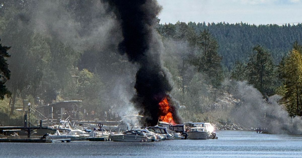 B&aring;tar brinner i marina &ndash; r&auml;ddningstj&auml;nsten bek&auml;mpar branden i Lennartsfors