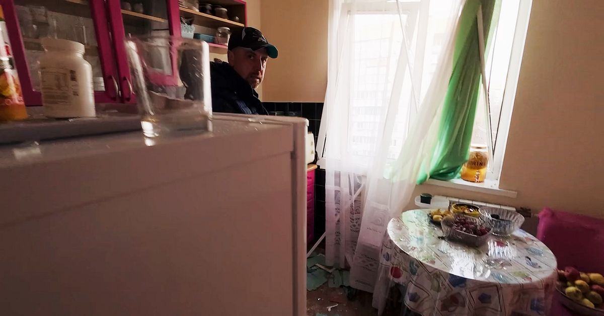 Följ med in i bombade huset i Kiev – ”Vilka helvetes idioter”