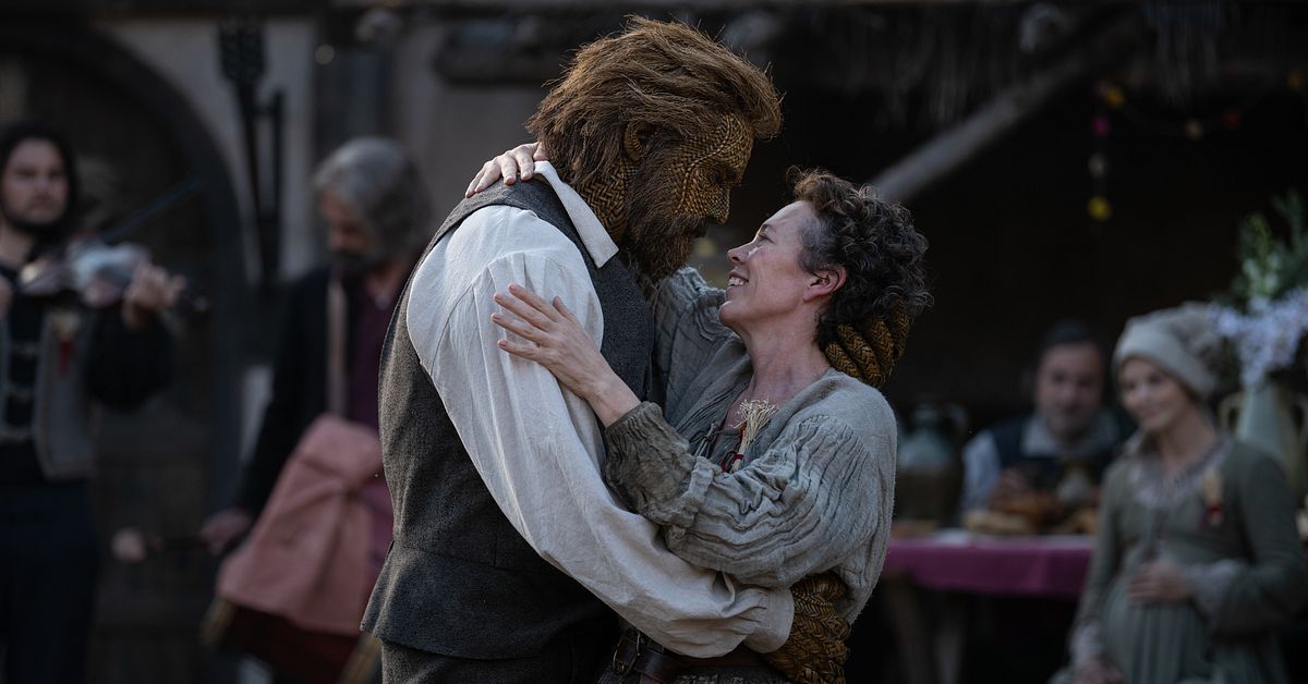 Olivia Coleman ligger med Alexander Skarsg&aring;rds korgman i &rdquo;Wicker&rdquo;