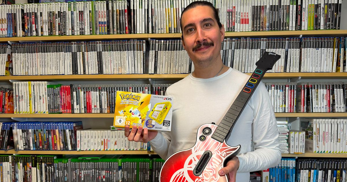 Intresset f&ouml;r retrospel rusar &ndash; Johan, 30, har hyllorna fulla