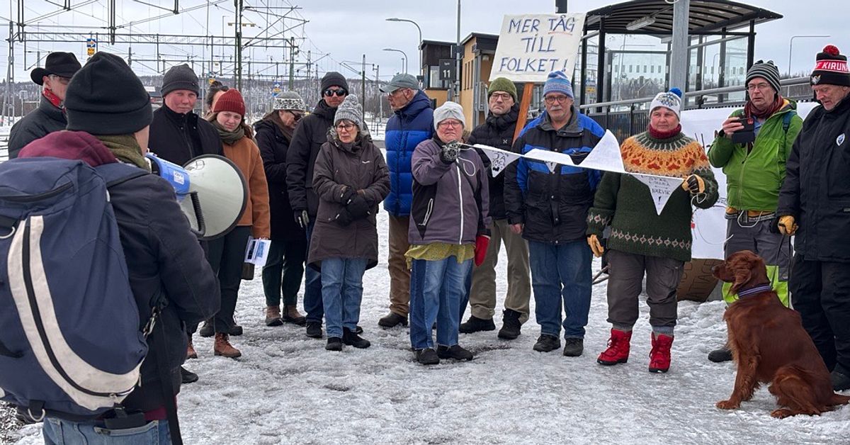 Protester mot indragna natt&aring;g &ndash; raka sp&aring;ret mot riksdagen