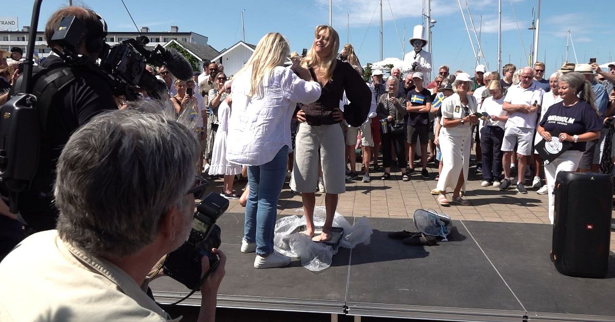 H&auml;r l&auml;mnar skidstj&auml;rnan Frida Karlsson sina fotavtryck i Borgholm