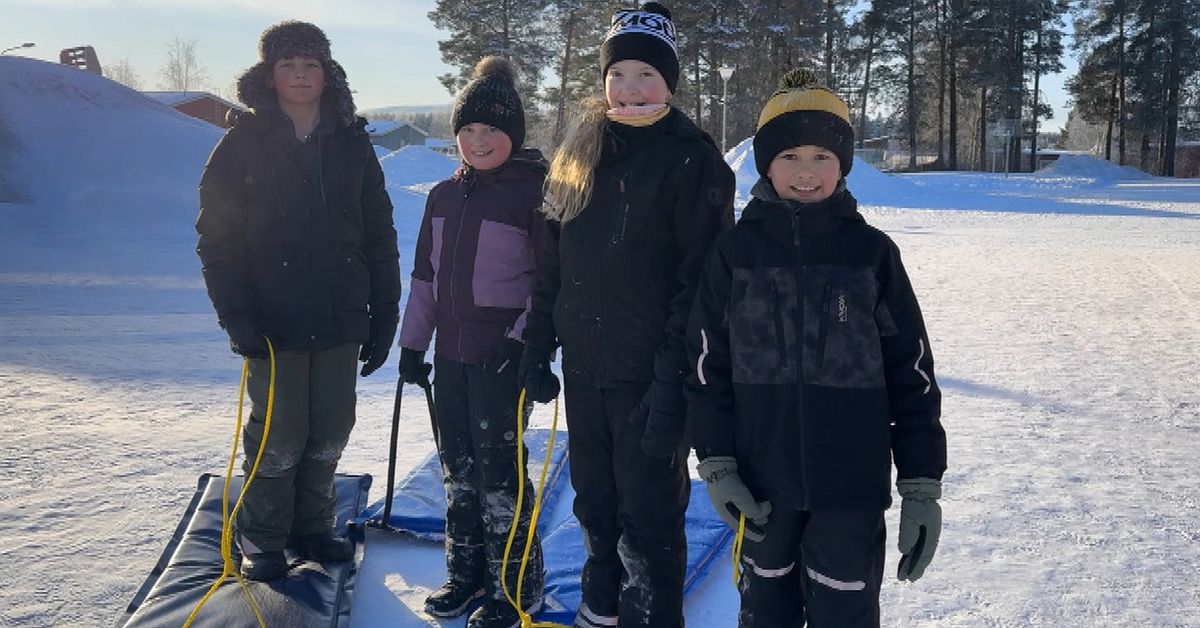 I &Aring;sele finns ingen k&ouml;ldgr&auml;ns i skolan &ndash; eleverna leker ute i 30 minusgrader