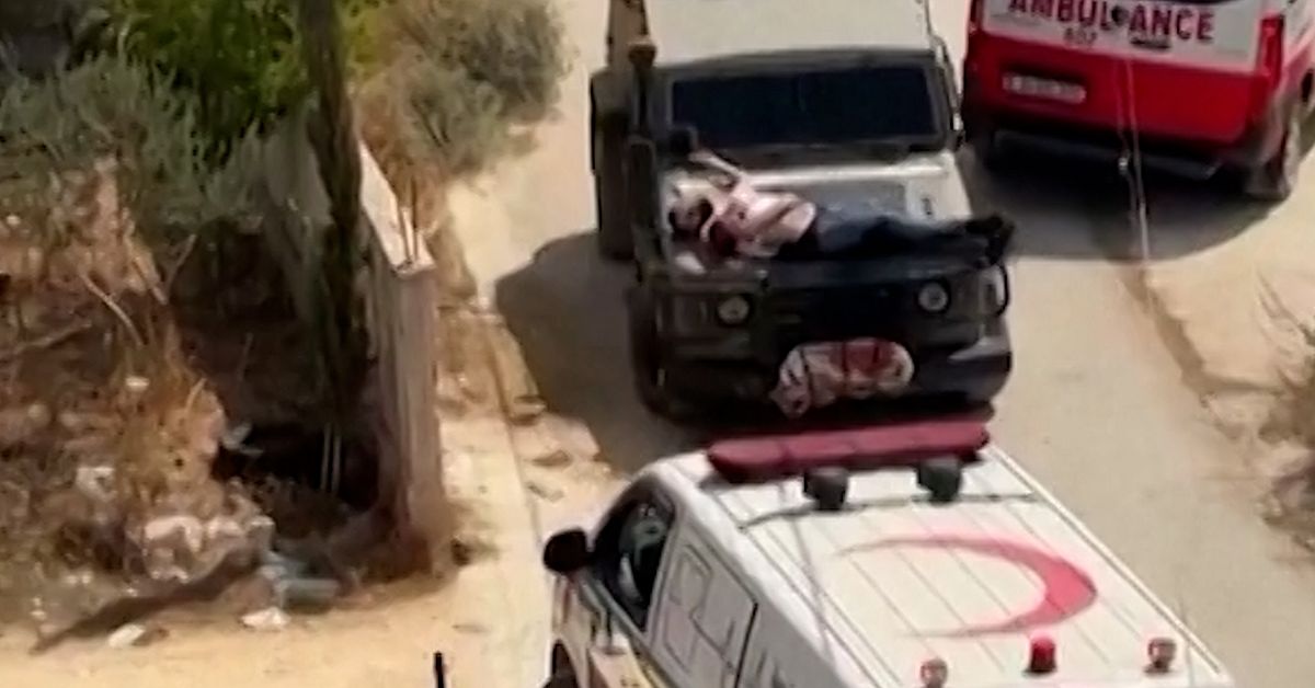 I soldati d'occupazione hanno legato l'uomo ferito al cofano dell'auto