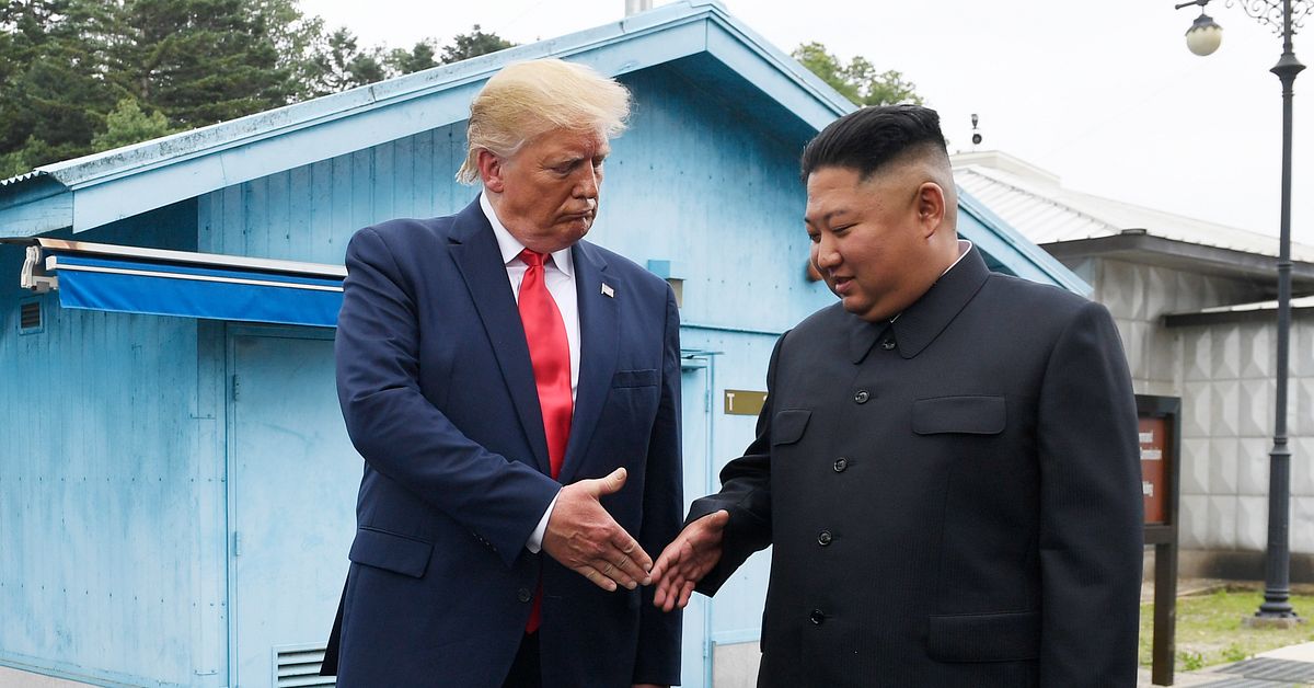 Donald Trump str&auml;cker ut handen till Kim Jong Un &ndash; kritiserar &ouml;vning