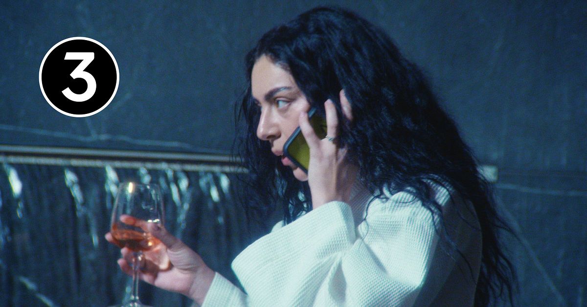 Recension: &rdquo;The Moment&rdquo; om Charli XCX av Aidan Zamiri