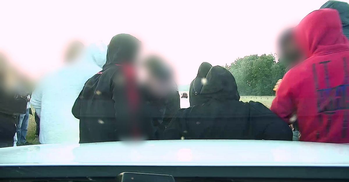 Se när folkmassan stoppar polisen vid streetrace i Enköping