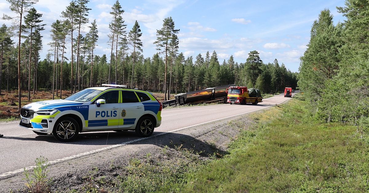 En person d&ouml;d i frontalkrock med lastbil norr om Heby