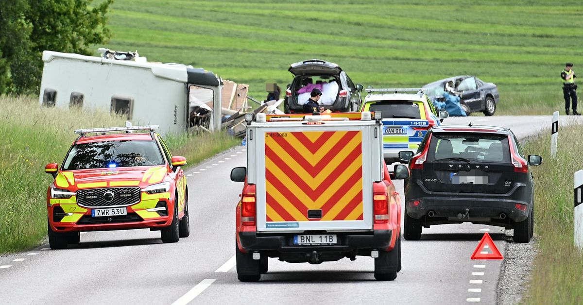V&auml;g 57 avst&auml;ngd efter olycka med husvagn &ndash; en till sjukhus