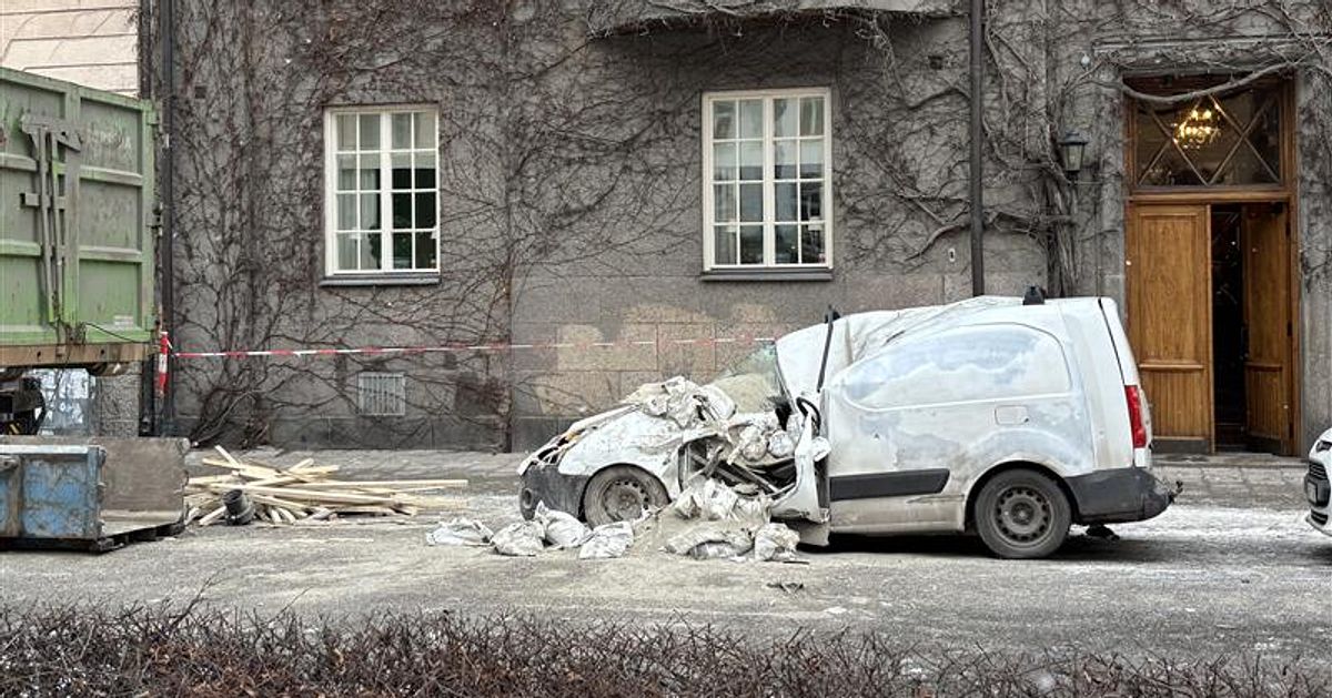 Last f&ouml;ll fr&aring;n lyftkran &ndash; demolerade bil p&aring; Karlaplan